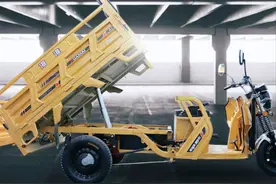 针对不同需求的2款电动三轮车，能自动卸货，还能载人载货图片