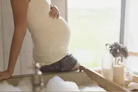 孕期洗澡要注意什么？5件小事别忽略，关系着孕妇和胎儿的安全图片