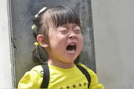 6岁女孩，尿尿直喊痛，老师掀开衣服一看，捂着嘴说不出来话！图片