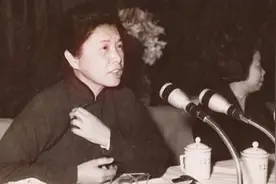 除了王毅、华春莹，70年前的燕大校花龚澎，也是外交部顶级大咖图片