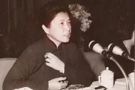除了王毅、华春莹，70年前的燕大校花龚澎，也是外交部顶级大咖图片