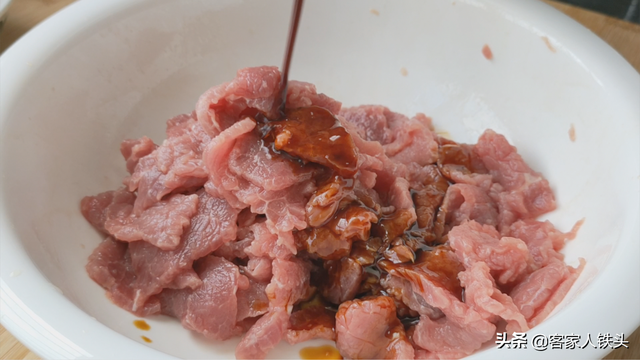 炒牛肉一定不要直接下锅，教你实用小技巧，牛肉嫩滑好吃口感超棒