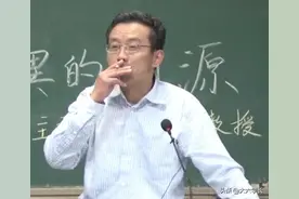 复旦大学纵容教授上课吸烟，左手夹烟，右手粉笔，真的可以吗？图片