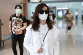 气质女神佘诗曼，这次穿吊裆裤+卫衣走机场，嘻哈风真适合她么？图片