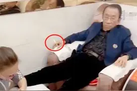74岁侯耀华修脚店内吸烟，指夹烟头翘腿享受，形象太差引吐槽图片