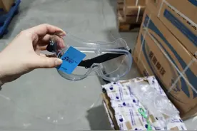 非常时期的非常礼物，两年前出院的患者送来50只护目镜图片