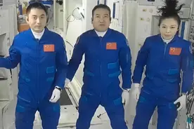 我军航天员王亚平，“抢镜”的马尾辫，建议剪掉图片