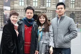 阎维文携全家国外旅游，女儿女婿都是留洋海归，歌手谭晶是大媒人图片