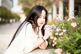 丈夫出差，我去闺蜜家打牌，弯腰捡牌时，却看见躲在床下的丈夫图片