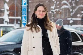 瑞典王妃挺三胎孕肚，有幸福的双下巴，过往似梅根比凯特惹人爱图片