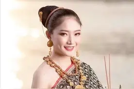 老挝迎来开门节 民众拜佛庆祝！当中美女也不少图片