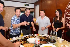 为何间接通知的饭局邀请不要去？这3个理由，带你看透饭局的冷暖图片
