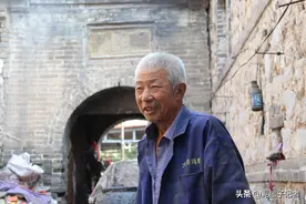 70岁老汉祖上建起一座城堡，距今百年，如今人去房空成羊圈图片