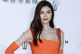 超模何穗新造型亮相红毯，高开叉裙秀身材，却被吐槽妆容太油腻图片
