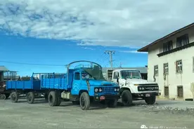 云南香格里拉街头的86式车牌东风140和解放141还带全挂图片