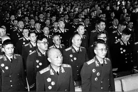 这位开国上将英年早逝，主席听说后，手里拿的书突然掉在地上图片