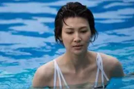 当年她因出演李云龙爱人走红，好不容易嫁入豪门，丈夫却是假富豪图片