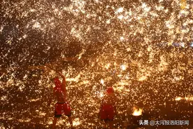 42岁大叔零下8度光膀子打铁花表演，1个月挣1万、9千寄回家图片