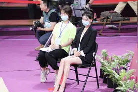 她是艺术体操女神，曾因一字马爆红网络，近日穿超短裙执裁受争议图片