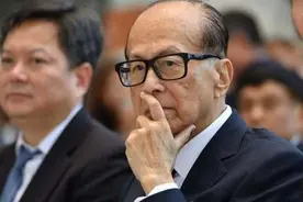 李嘉诚在上海买下了几块地皮，既不开发也不出租，最后赚走几百亿图片