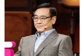名导尔冬升太节俭，靴子的鞋底裂开一半还穿，命令鲁豫给他赔鞋？图片