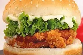 在家自制汉堡面包胚，加上牛肉，鸡肉，蔬菜。孩子吃起来更健康。图片