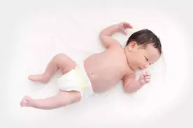 三翻六坐八爬，对吗？最权威的大运动发育时间表，分月龄详细解析图片