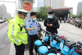 南昌街头共享电动车配上智能头盔，扫码即可取用图片