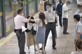 早高峰，两年轻女子在地铁站台厮打，警方：未造成伤势，双方已自愿调解图片