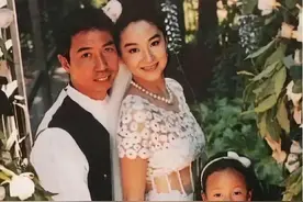 林青霞年轻时真敢穿，婚纱都是露胃装，婚礼全程不看老公太尴尬图片