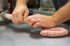 火腿肠是坏肉做的，孩子不能吃？看完黑料，别再买错了图片