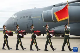 中韩双方交接第八批在韩中国人民志愿军烈士遗骸图片