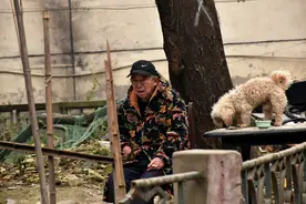 寸土寸金的成都一环路，却还有贫民窟一般的城中村，生活太现实了图片