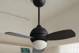 不顾劝阻，老爸坚持在客厅装吊扇灯，入住2个月才知后悔图片