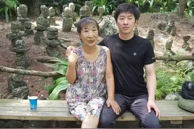 73岁老妇交往38岁男友遭家人反对，如今两人晒亲密照准备结婚图片