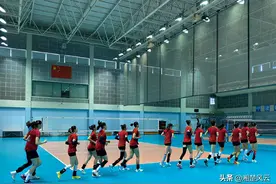 郎导重要日子晒图，和安家杰坐镇带队看电视，袁心玥大刘坐姿端正图片