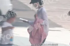 佟丽娅拍戏不忘带娃，素颜乱发出街太匆忙，陈思诚却忙聚餐未露面图片