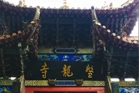 云南昆明“最旺盛”的寺庙，拥有600多岁茶花树，很多人来求姻缘图片