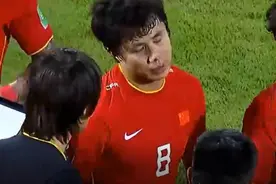 国足2球领先后：蒿俊闵疑似与教练组发生分歧，一度无奈摇头图片