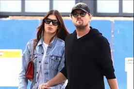 小李子终于瘦了！穿帽衫配修身牛仔裤显高挑，清亮眼神一如当年图片