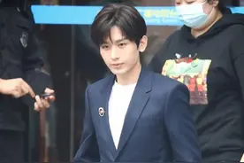 李易峰成毅亮相2021湖南跨年演唱会！去年没见成的兄弟今年重逢图片