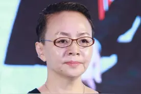 京圈聚会现场曝光！宋丹丹刘涛打扮精致，徐帆夫妇与赵宝刚聊不停图片