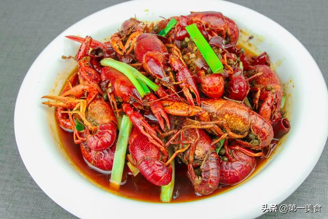 在家怎样炒出地道的麻辣小龙虾，厨师长教你调制配料，肉质鲜嫩