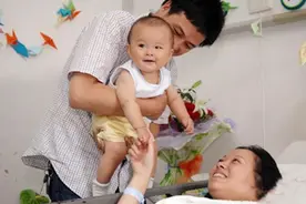 10年前那个徒手接坠楼女童的妈妈，10年后再次回到小区，感慨万千图片