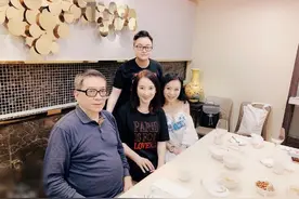 62岁“黄蓉”魏秋桦罕晒近照，与好友相聚生活惬意，却至今未婚图片