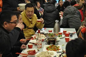 山东大娘开饺子馆，“从不给顾客打折”，反倒年赚157万，学一学图片