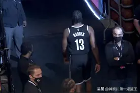 哈登受伤离场后，王仕鹏和朱芳雨为何会大笑？前者根本没得洗图片