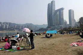 重庆江北嘴码头，水位退去露出小沙滩，市民喜欢戏称“渝尓代夫”图片