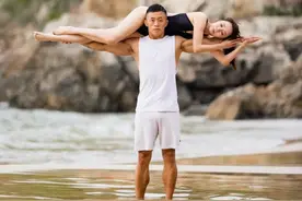 太开放？44岁吕丽君与男教练做双人瑜伽，动作亲密且高难度图片