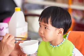1-3岁宝宝不好好吃饭，别让他饿到下一顿，家长试试6个方法更管用图片